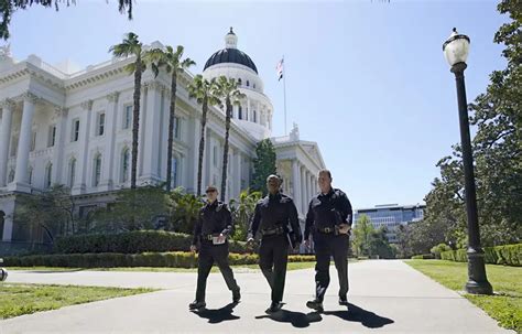 Police: After shootings, man threatened California Capitol